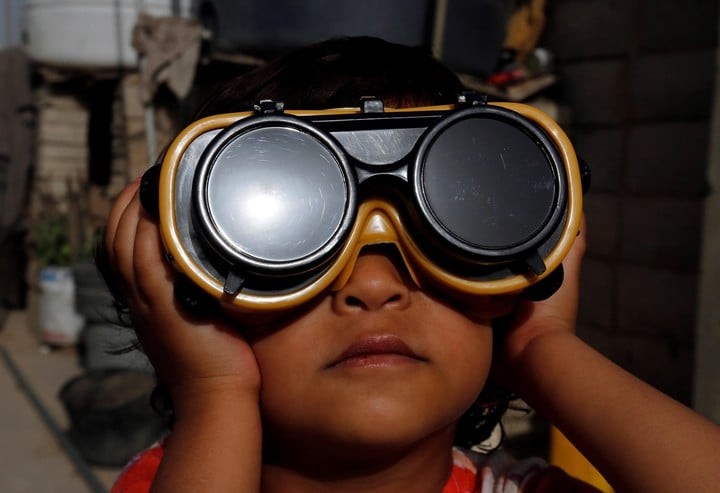 Eclipse solar 2023: lentes para ver el eclipse de forma segura