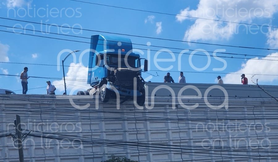 Tráiler queda colgado en puente vehicular del bulevar Aeropuerto