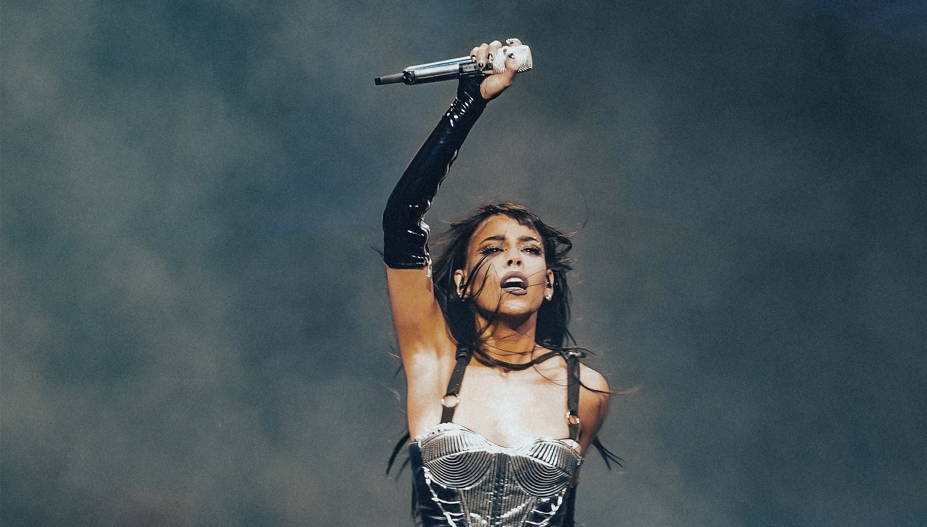 Danna Paola defiende a fan y modifica 'Sodio' en concierto