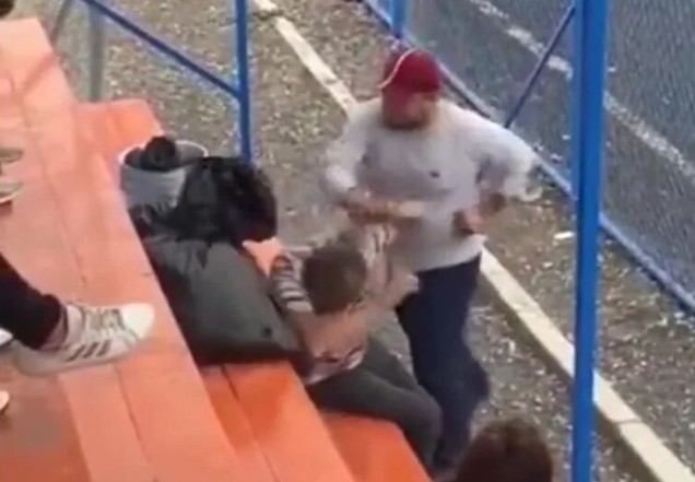 Hombre golpea a abuelito por celebrar gol contrario