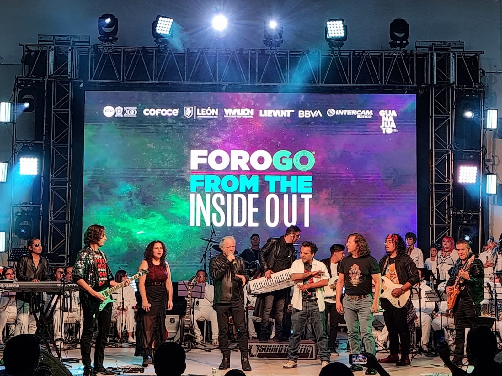 Se avienta ‘palomazo’ vocalista de Iron Maiden en León (Video)