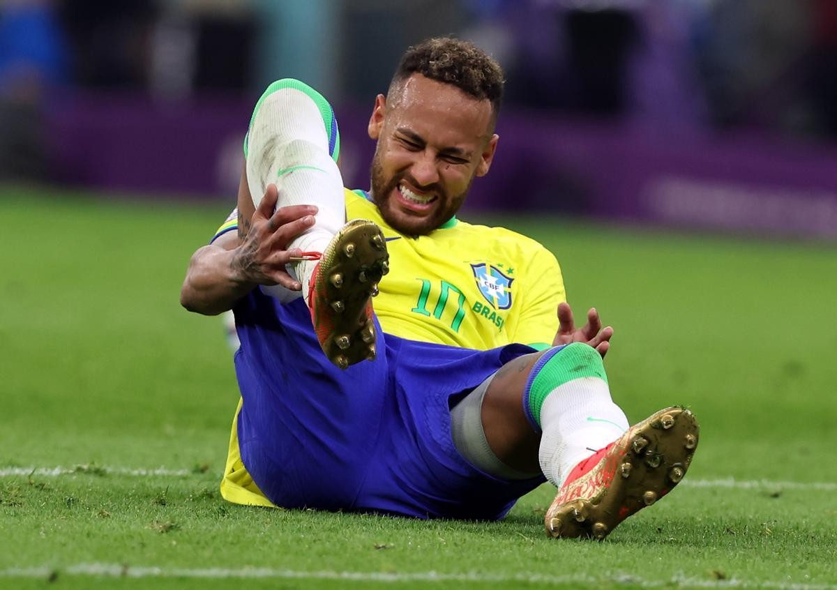 Neymar sufre aparatosa lesión frente Uruguay; abandona la cancha entre lágrimas