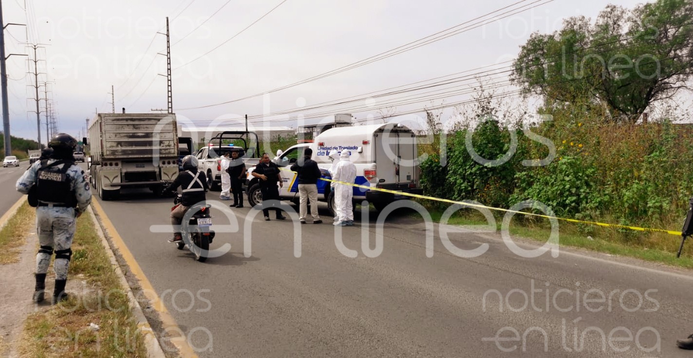Hallan cuerpo en descomposición junto a la carretera León-Cuerámaro