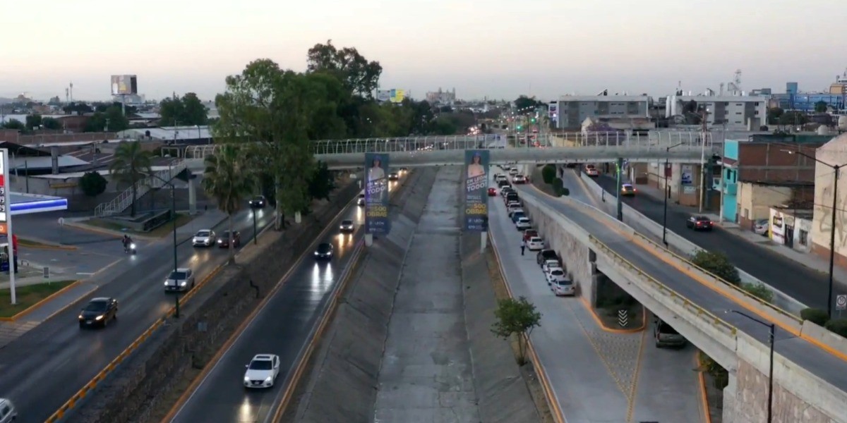 Leoneses recorren hasta una hora para llegar a su trabajo 
