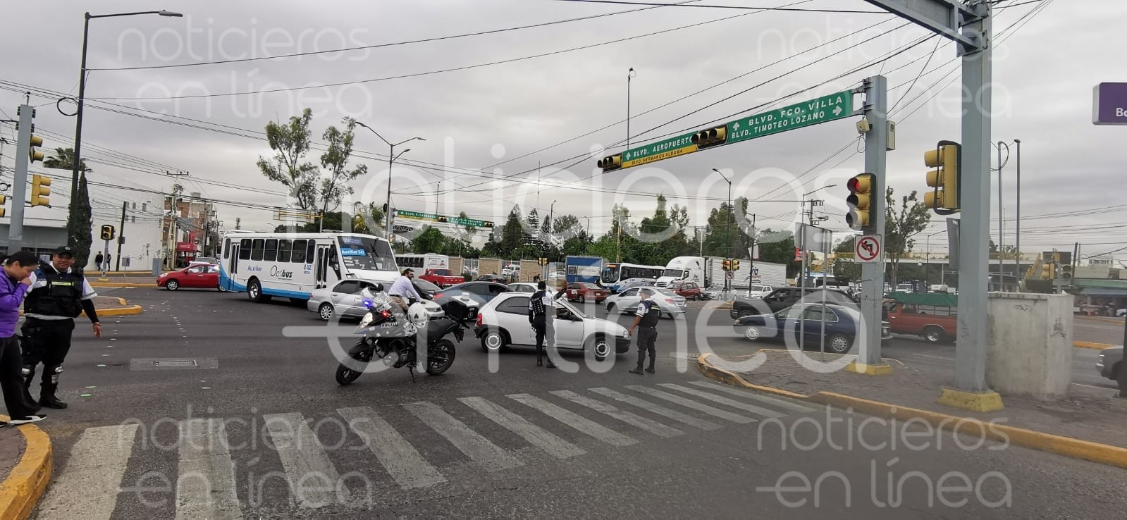 Caos vial por derrame de combustible en bulevar Hermanos Aldama