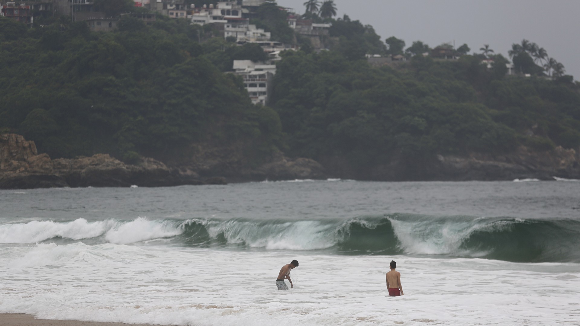 Por huracán Otis, alumnos de la UG quedan varados en Acapulco