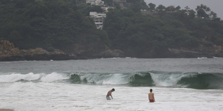 Huracán Otis deja a más de 100 guanajuatenses varados en Acapulco