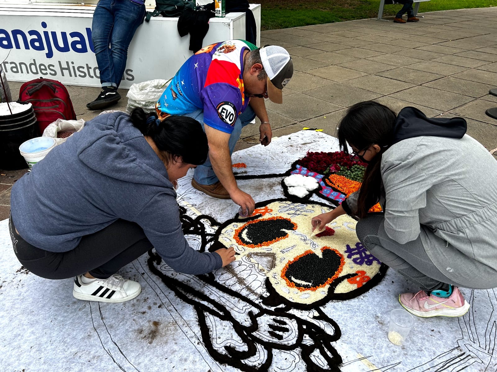 Uriangatenses realizan alfombras de Día de Muertos en León