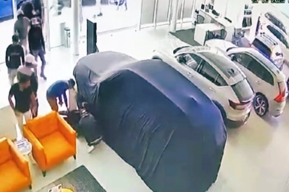 Investigarán si el guardia de la agencia Volvo cumple con requisitos del reglamento