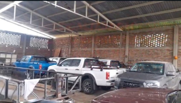 Recuperan 8 camionetas robadas de un camión tipo nodriza