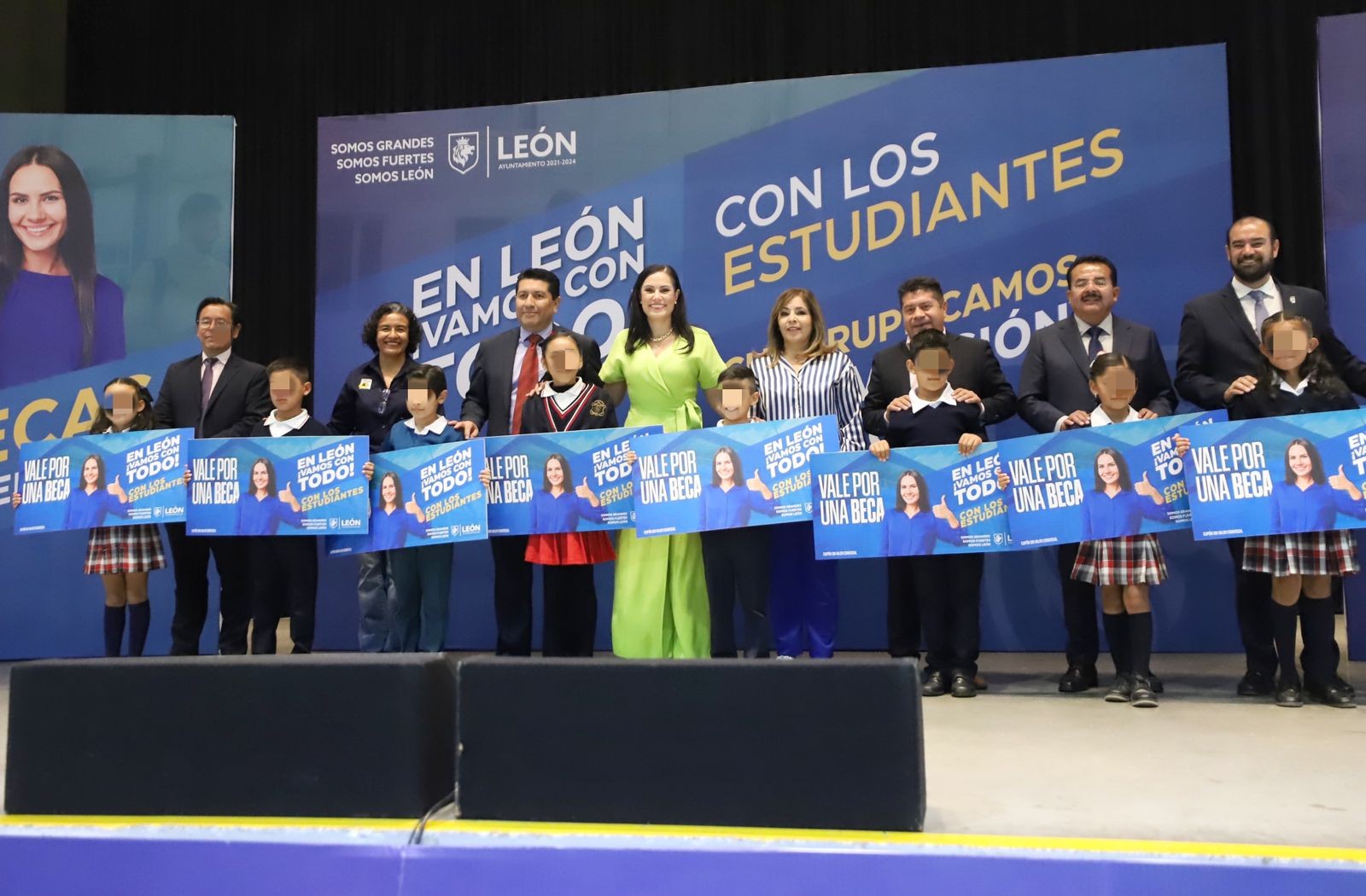 Entregan 400 becas de excelencia a estudiantes de León