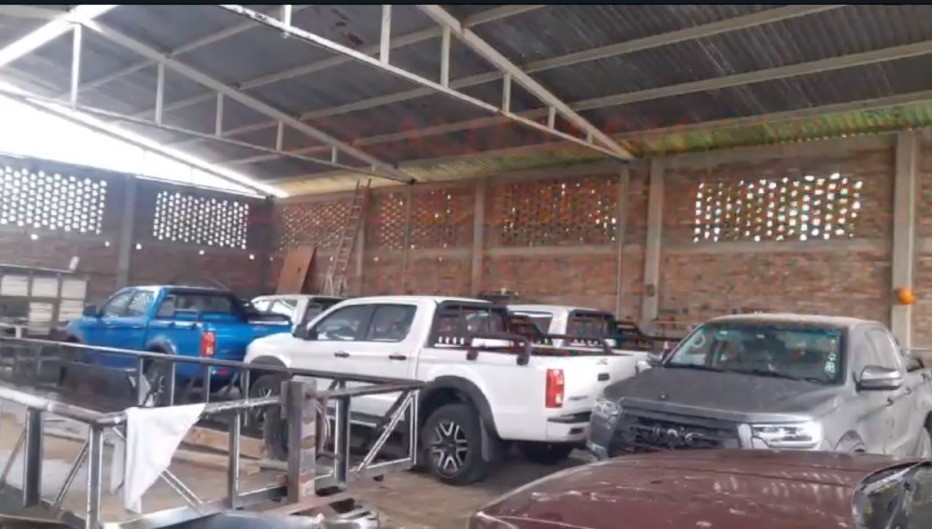 Recuperan 8 camionetas robadas de un camión tipo nodriza