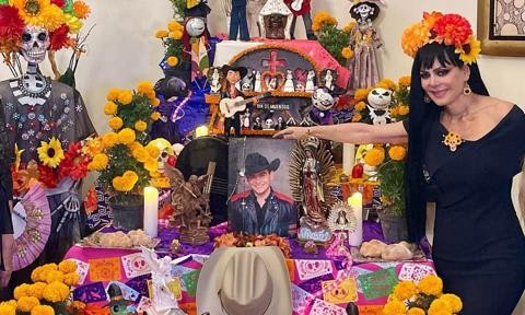 Maribel Guardia muestra primer ofrenda a su hijo Julián Figueroa
