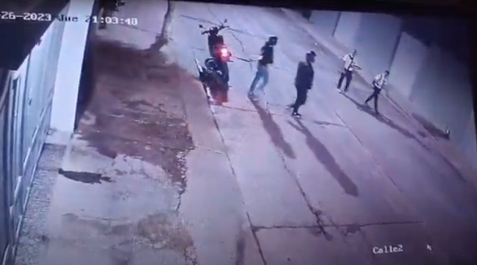 ¡Hasta la pizza les robaron! Motoratones asaltan a jóvenes en León (Video)