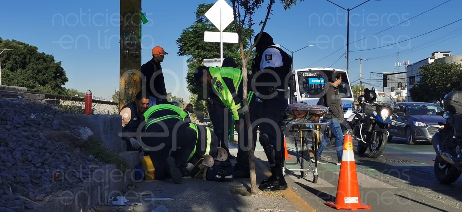 Tren impacta a hombre de la tercera edad por cruzar las vías con audífonos