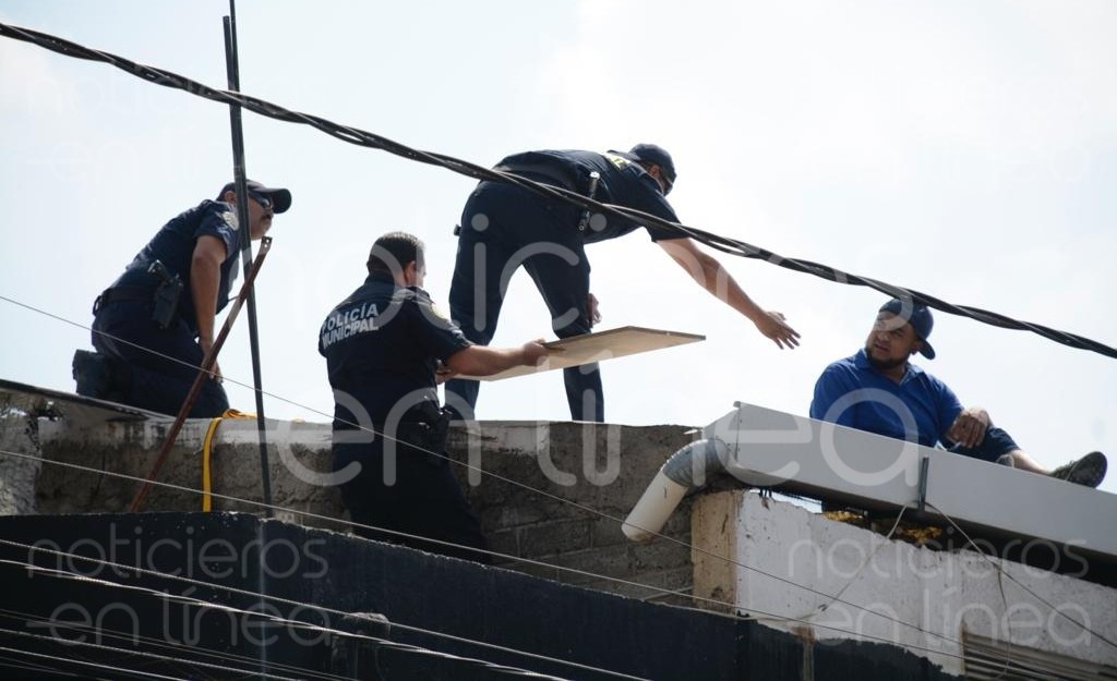 Hombres se electrocutan y quedan al borde de una azotea en León