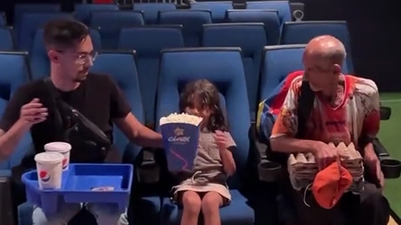 Influencer hace que abuelito y nieta disfruten de su primer cine