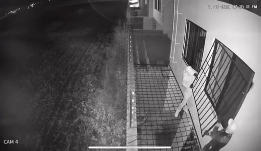 Graban a ladrones quitando protecciones de vivienda en fraccionamiento de León (Video)