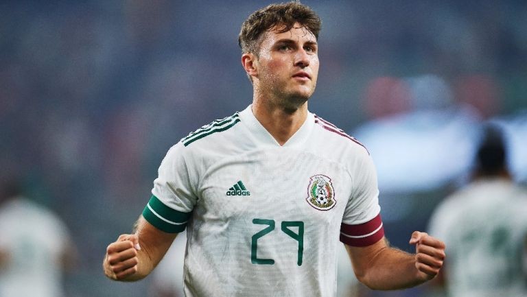 Santiago Giménez en la mira de dos 'gigantes' de la Premier League