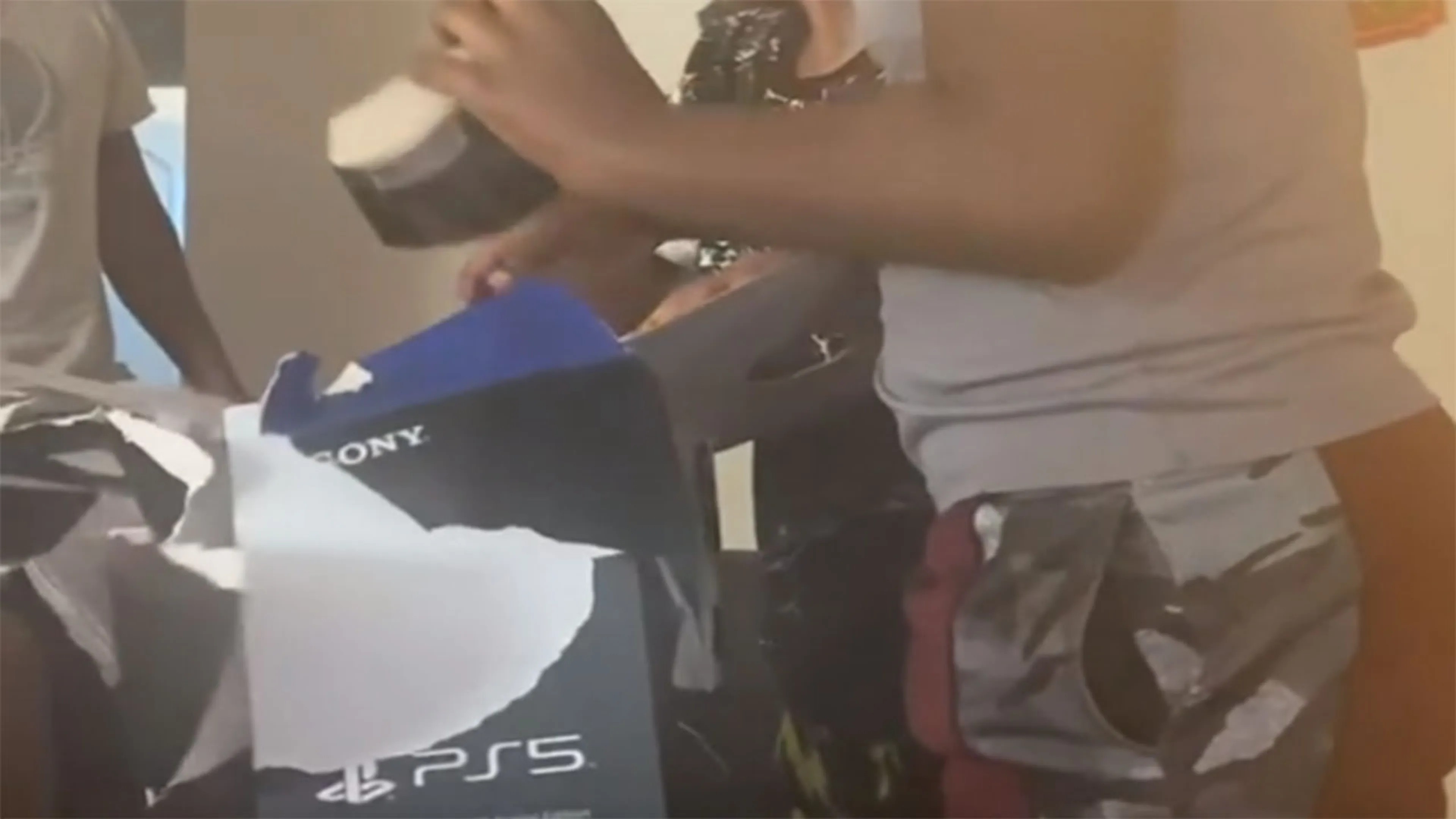 Hija sorprende a su padre y le regala la PlayStation 5