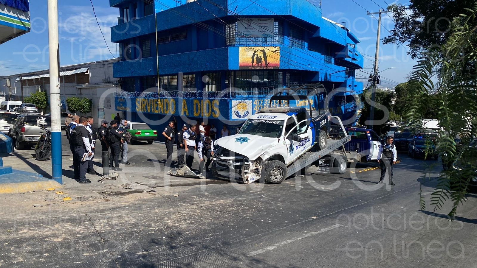 Choca patrulla al atender reporte de robo a carniceros