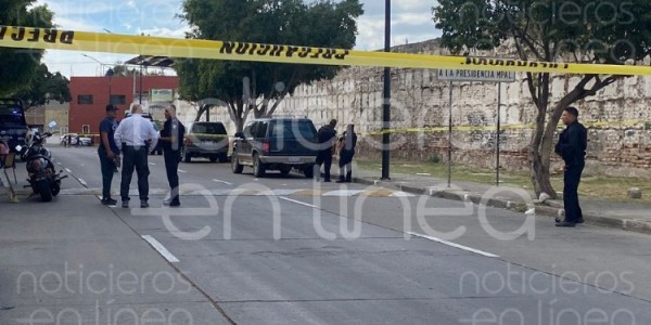 Balean a vendedor de flores afuera del Panteón San Nicolás