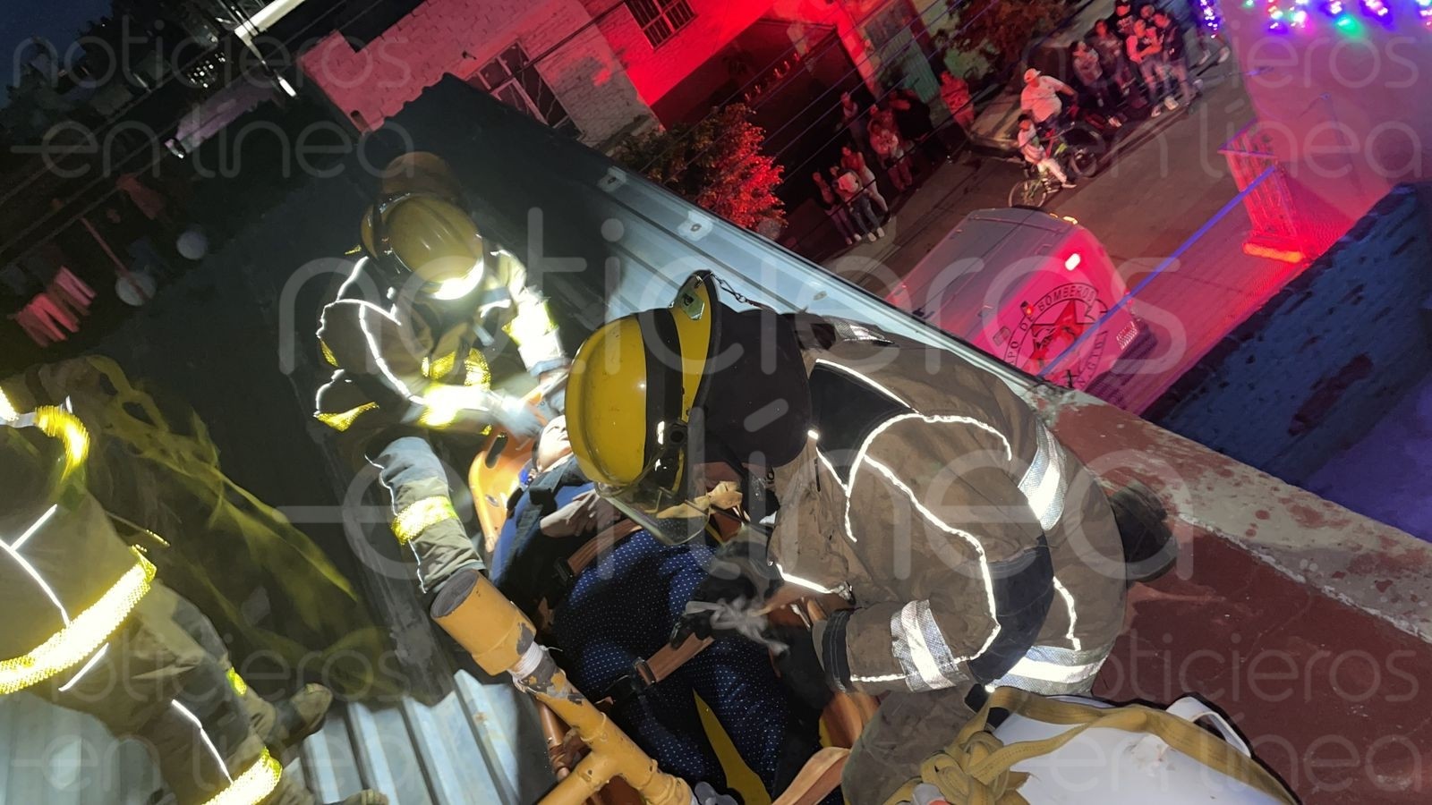 Mujer ponía luces navideñas y se electrocuta en León