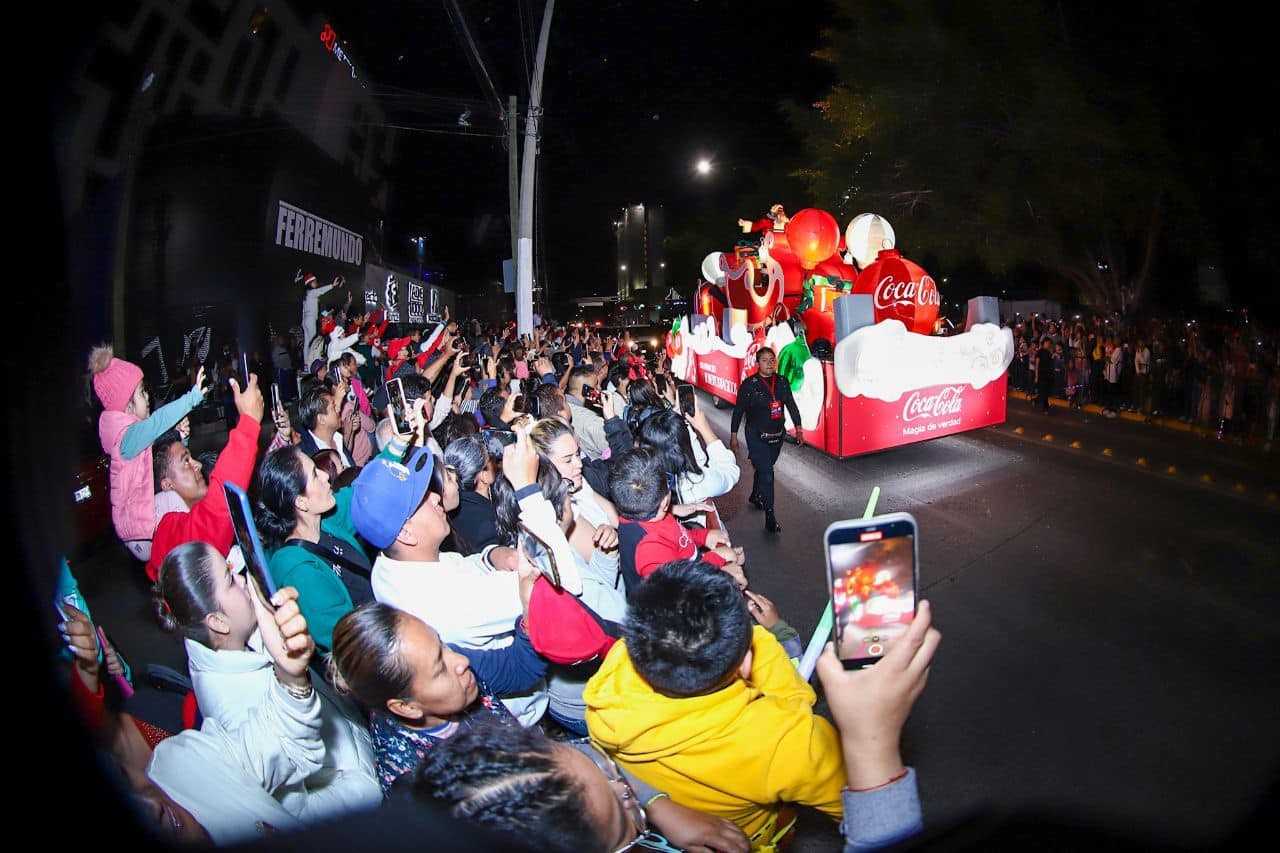 Caravana navideña de Coca-Cola reúne a cientos de leoneses 