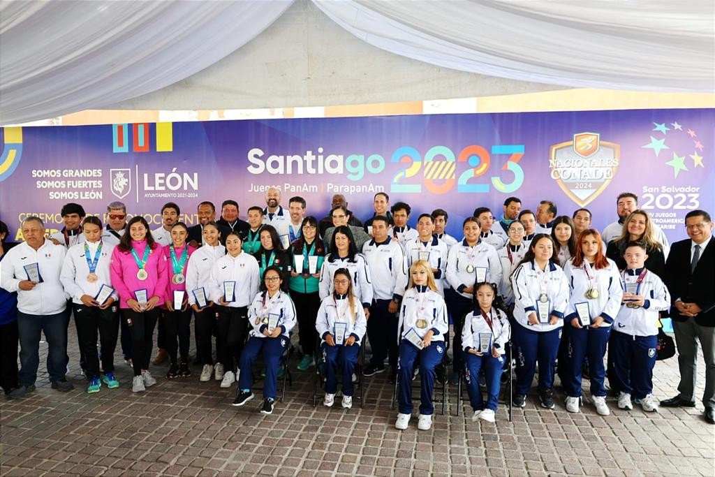 Medallistas leoneses son reconocidos por el Municipio