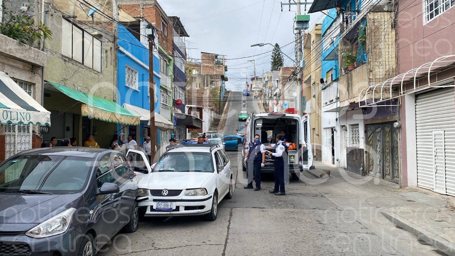 Mujer se queda sin frenos en una calle inclinada de León