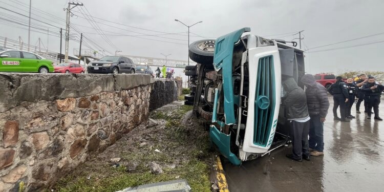 Dos lesionados en volcadura de la línea exprés 6 ocuparán cirugía