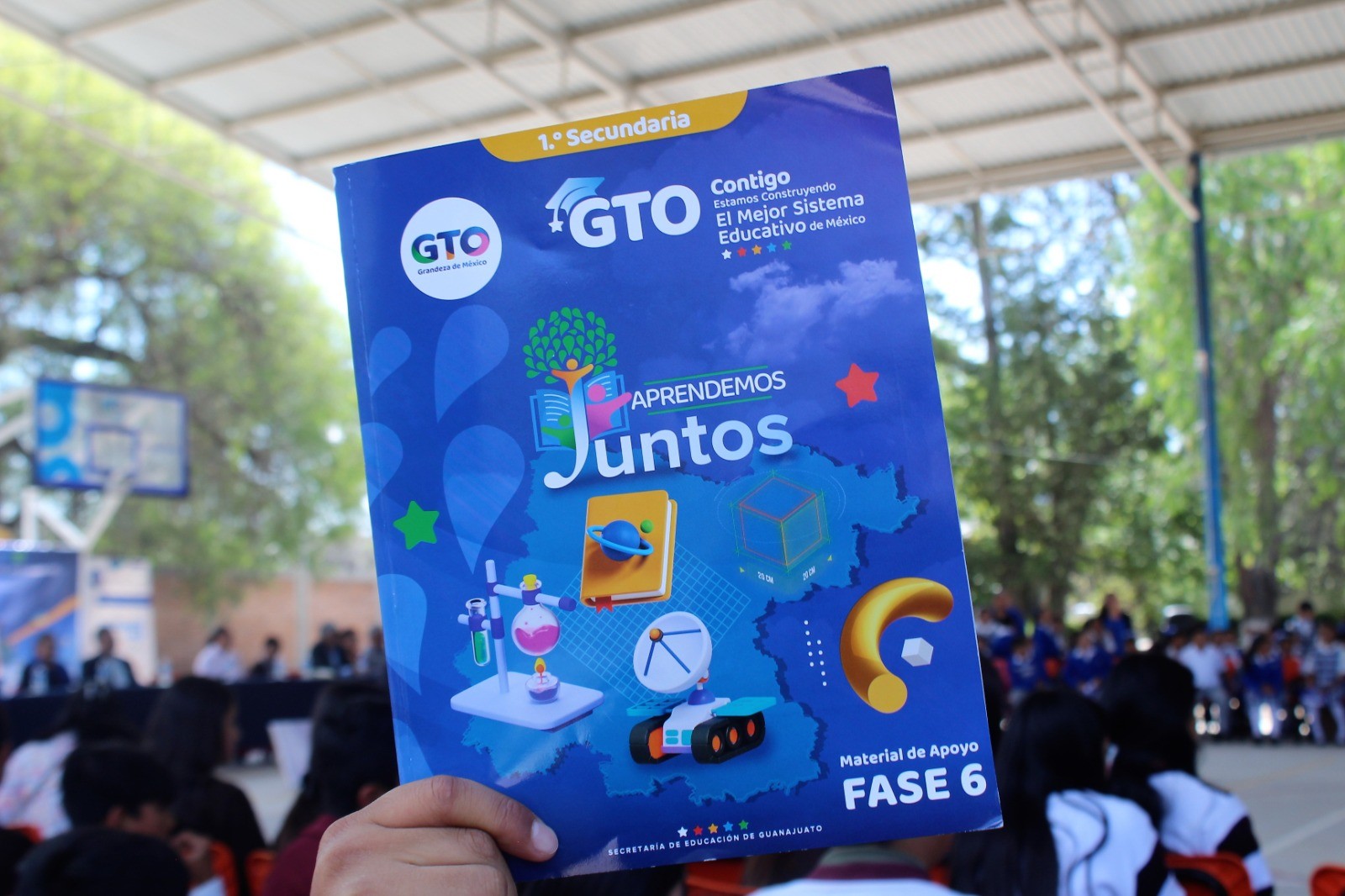 Padres de familia confían en cuadernillos entregados por la SEG