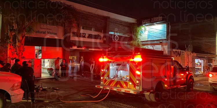Encapuchados queman boutique de Carlos Zermeño, diseñador de Wendy Guevara