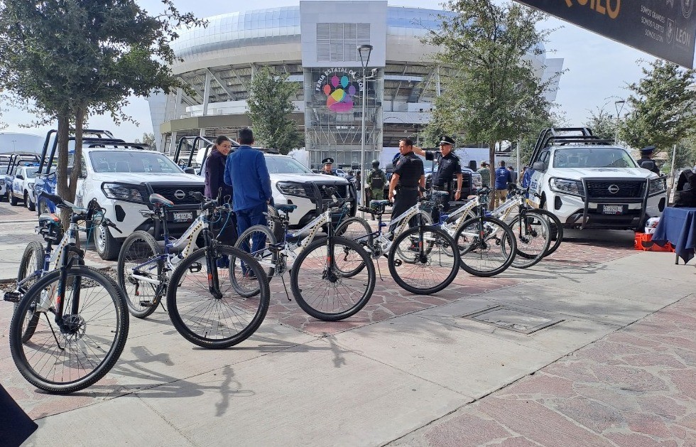 Entregan unidades de Policía para reforzar la seguridad en León