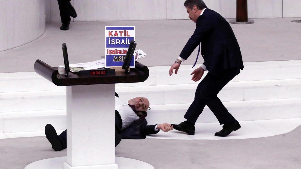 Muere diputado turco tras discurso anti-Israel en el Parlamento