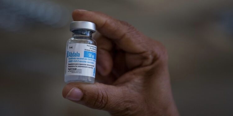 Sin filas largas, ciudadanos acuden al IMSS a aplicarse la vacuna contra Covid-19