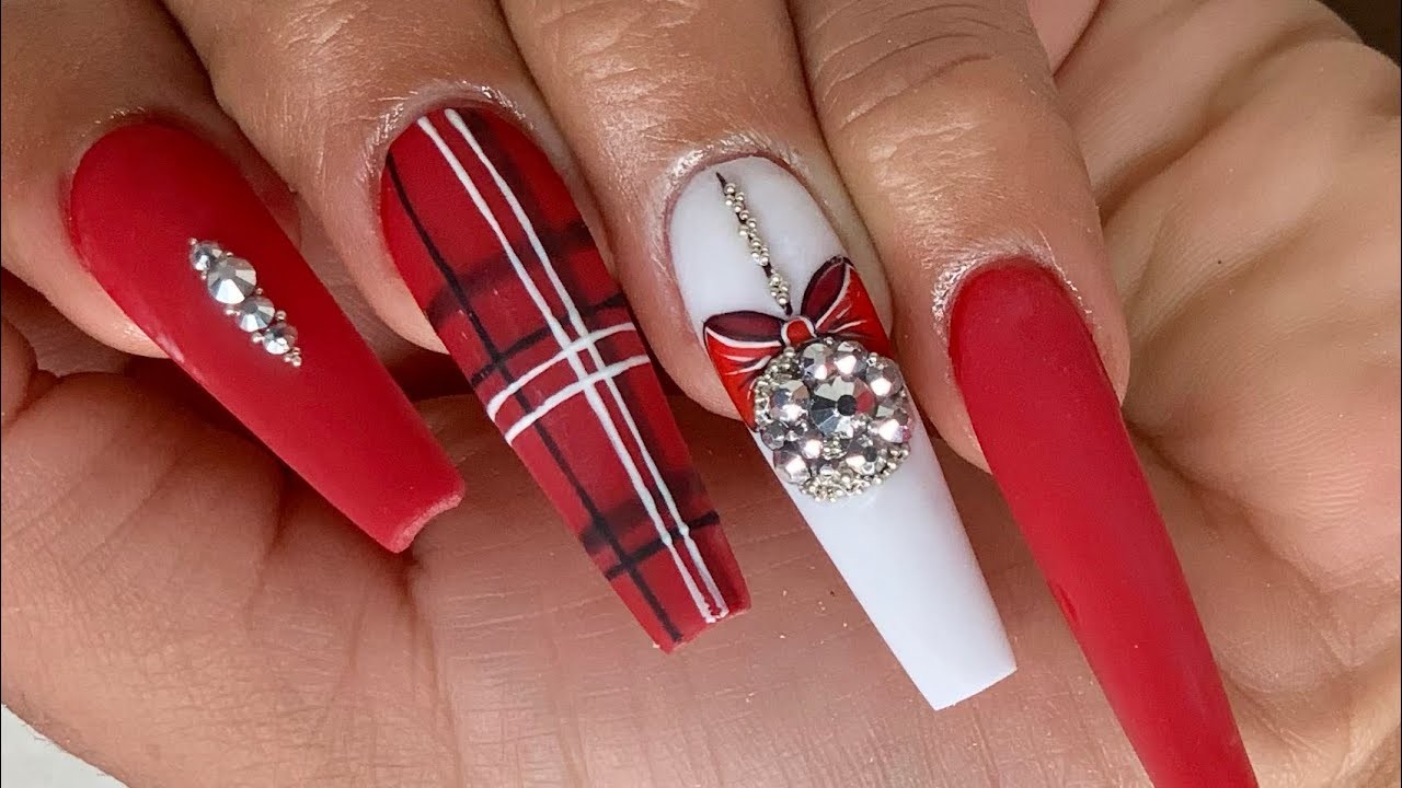 5 diseños de uñas elegantes y modernos para lucir en Navidad