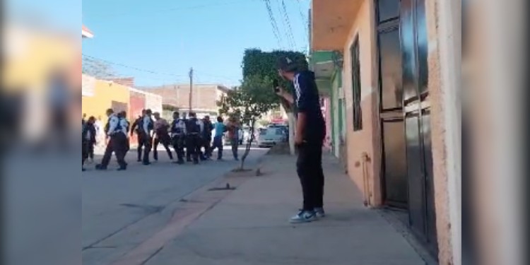 Riña entre policías y colonos de la Ermita deja 3 detenidos y un oficial herido