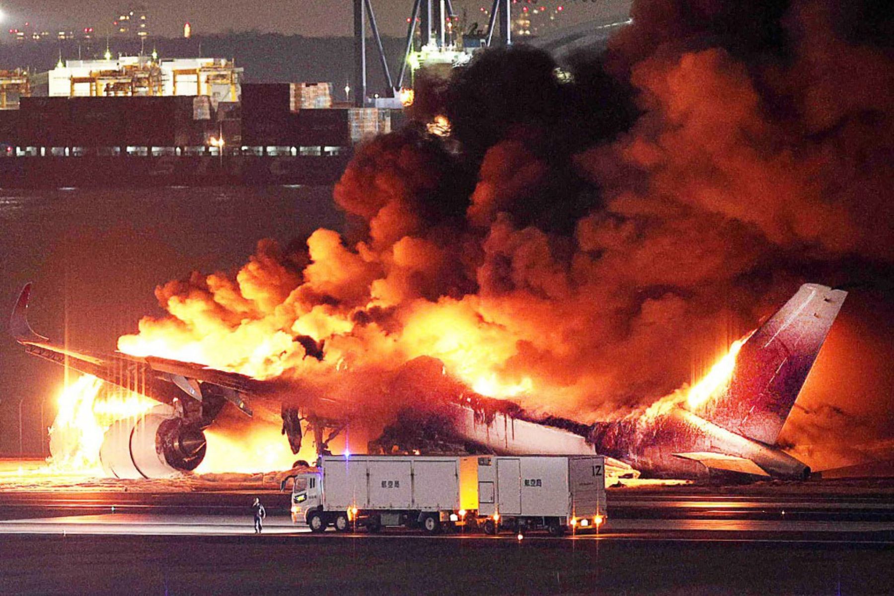 Choque de aviones en Tokio deja cinco muertos de la Guardia Costera
