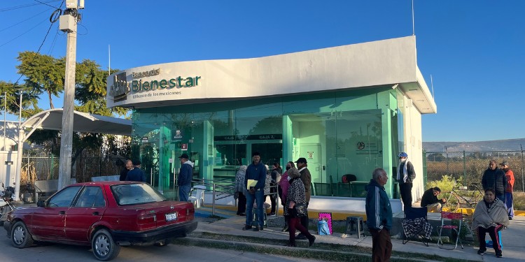 Batallan adultos mayores para cobrar Pensión del Bienestar en León