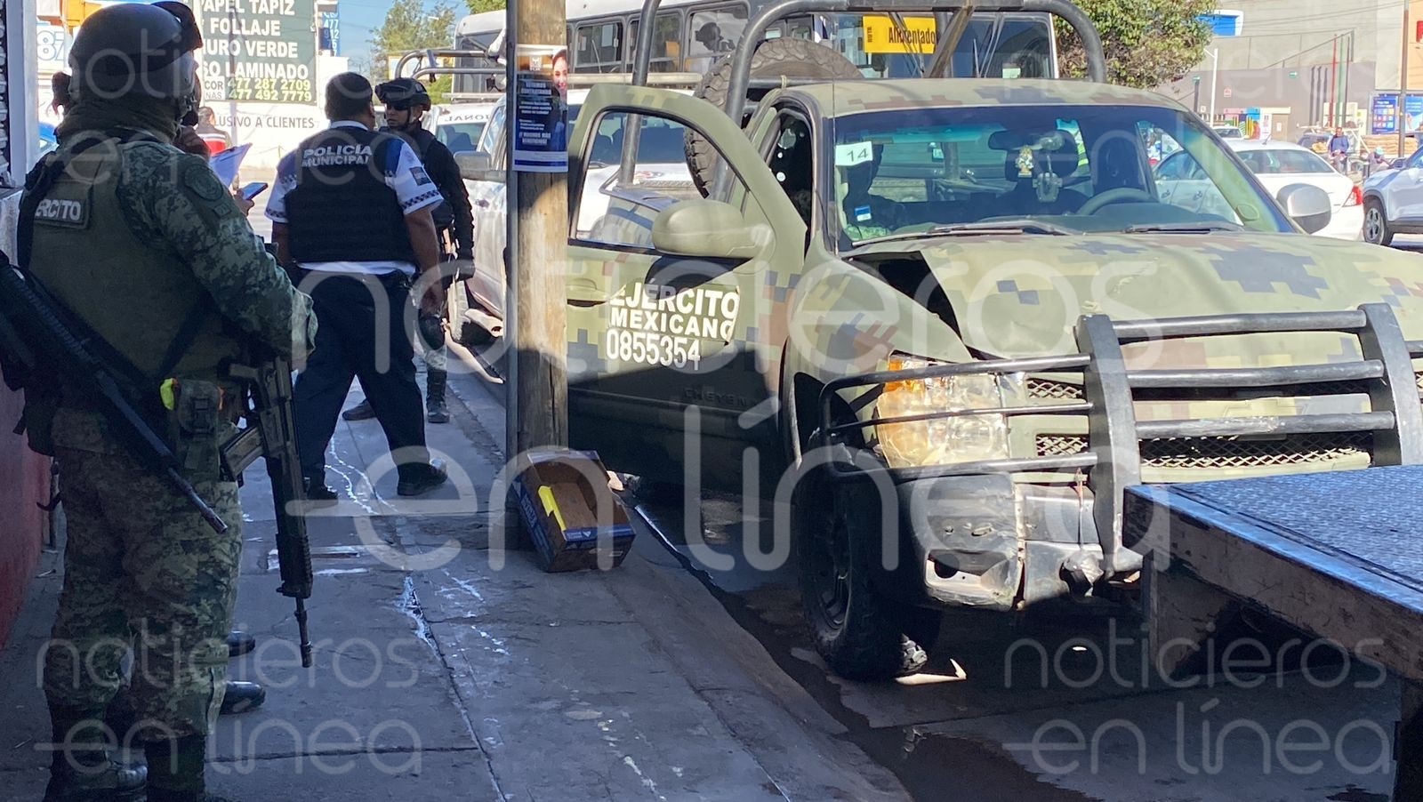 Choca patrulla de la SEDENA en la colonia Agua Azul, León