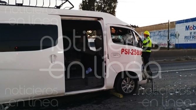 Choca transporte de personal con un tráiler en la carretera León-Silao