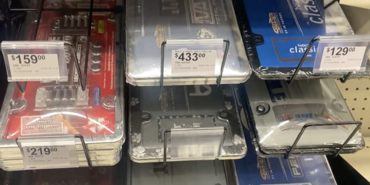 Para evadir fotomultas, leoneses buscan micas para oscurecer las placas