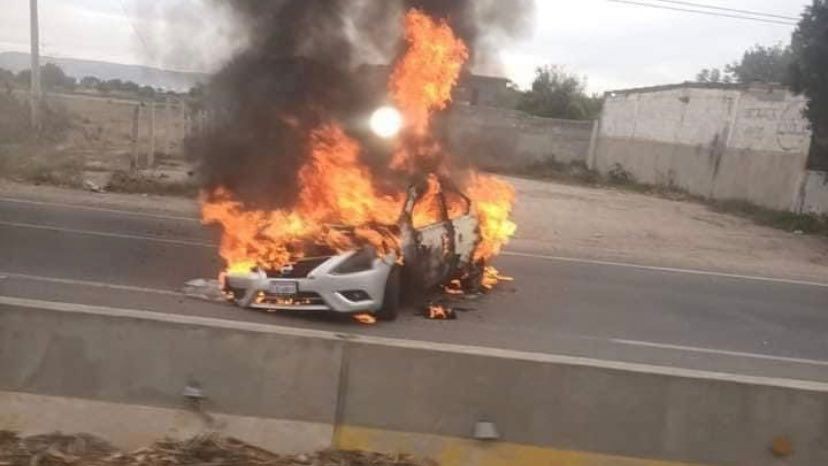Bloqueos y quema de autos desatan terror en Celaya