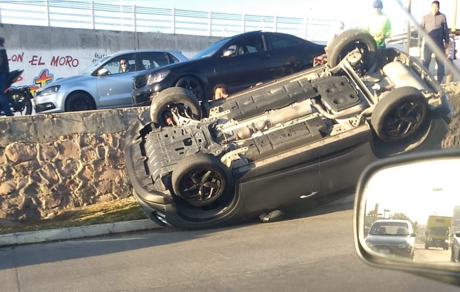 Vuelca vehículo frente a Chedraui en el bulevar San Juan Bosco