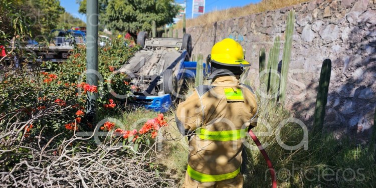 Hombre vuelca su auto en Malecón del Río tras falla mecánica
