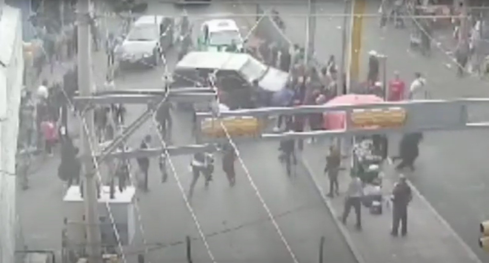 León: Conductor arrolla a peatones en la Miguel Alemán (Video)