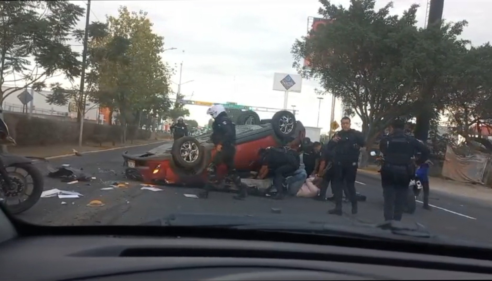 Detienen a dos hombres tras persecución y volcadura en Centro Max