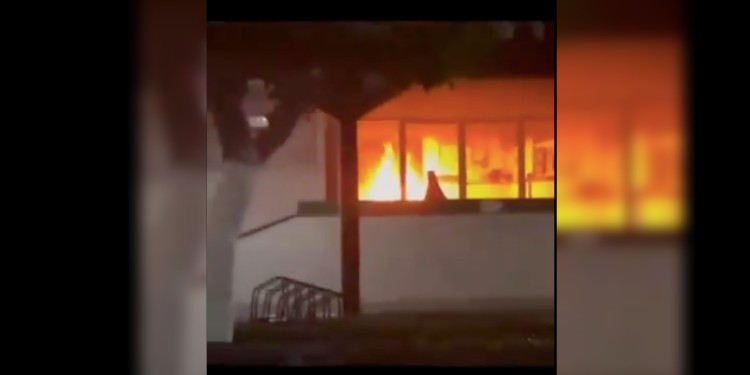 Pobladores de Veracruz incendian Palacio Municipal tras presunto abuso policial