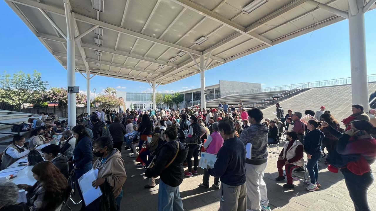 León: adultos mayores se forman hasta 2 horas para cobrar Pensión del Bienestar